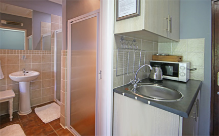 Superior Deluxe Rooms offers Bed and Breakfast Middelburg EC - the fridge, microwave and tea & coffee station offer the option of S/C; breakfast optional extra.